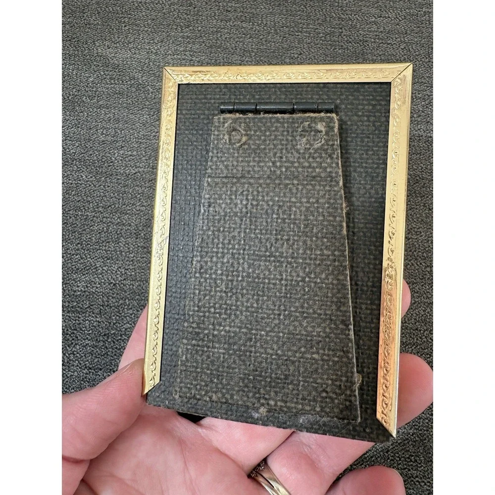 Vintage Gold-Toned Detailed Metal‎ Picture Frame  2.5x 3.5